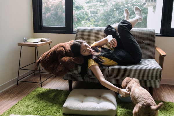 五月封面｜ 
演戲不忘寫字，
不做一個普通女演員：鄧九雲