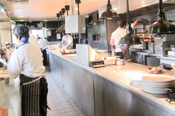 獻給地獄廚房的情書|妳想出頭,就得在廚房裡當個 bitch:男子漢黑胡椒淡菜