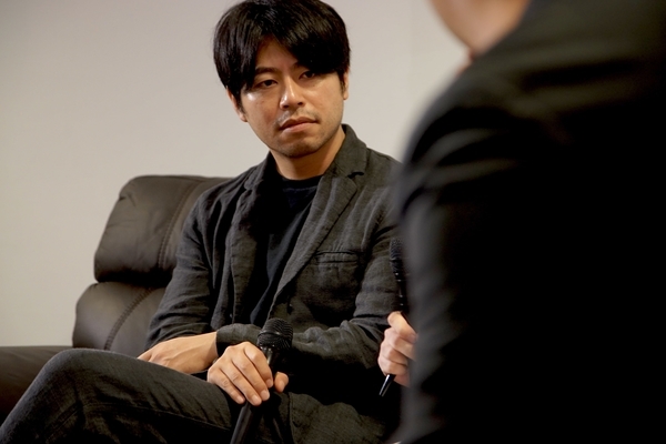 石井裕也新作《東京夜空最深藍》,描繪東京失語症