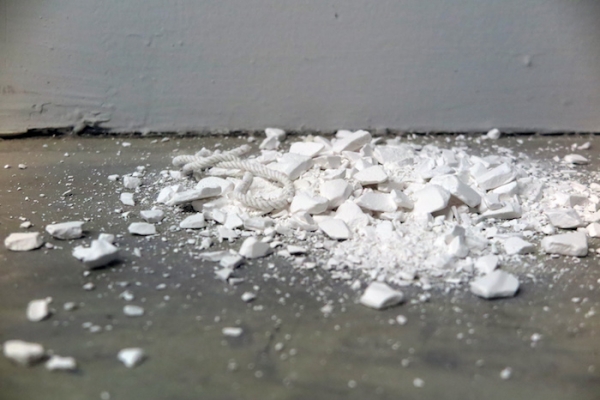 蘇育賢《石膏鑼》：穿越存在主義，敲擊破碎的肉身
