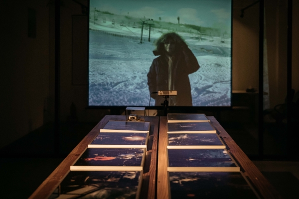 在刮磨與斑駁裡思考永恆，汪正翔《餘燼》：用攝影超越傷心