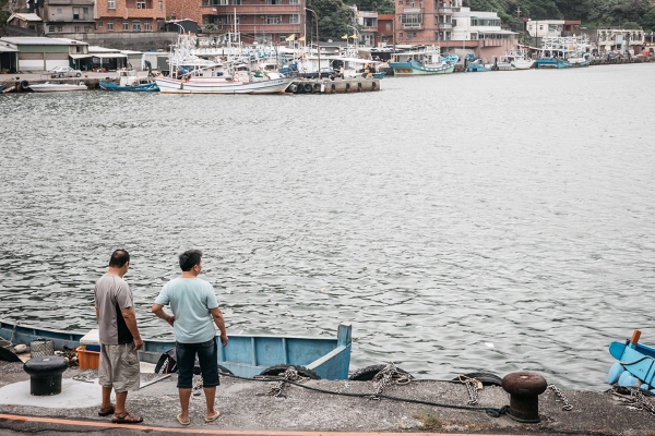 島嶼特有種｜浪上撲火，以原生漁法堅持島民精神：金山磺港蹦火仔