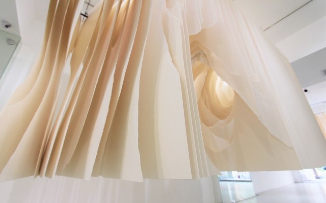 她建築了紙,紙建築了光:Angela Glajcar《Terforation 紙的顛覆與構築》