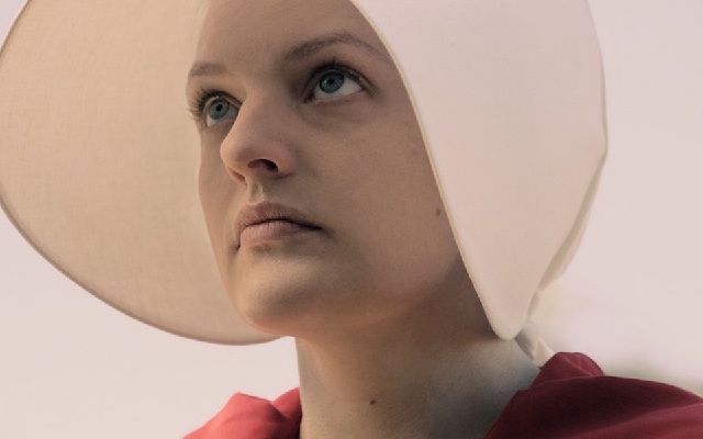 怕痛不敢看?你醒醒吧——打造當代「使女」的演員 Elisabeth Moss