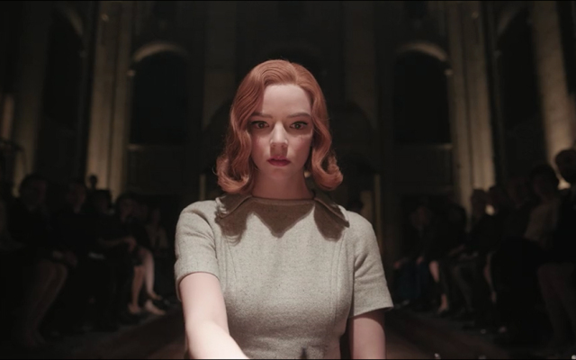 讓她穿上膠囊的顏色：《后翼棄兵》細針縫起的 25 個影像呼應