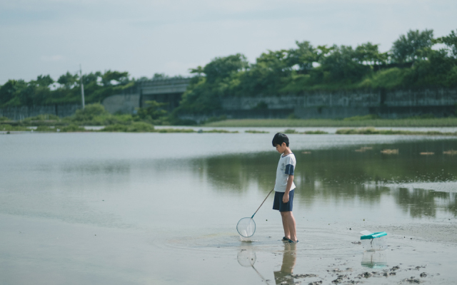 男孩說，他在找不會沉入水面的東西——公視學生劇展《水黽》《神奇瓦斯桶》