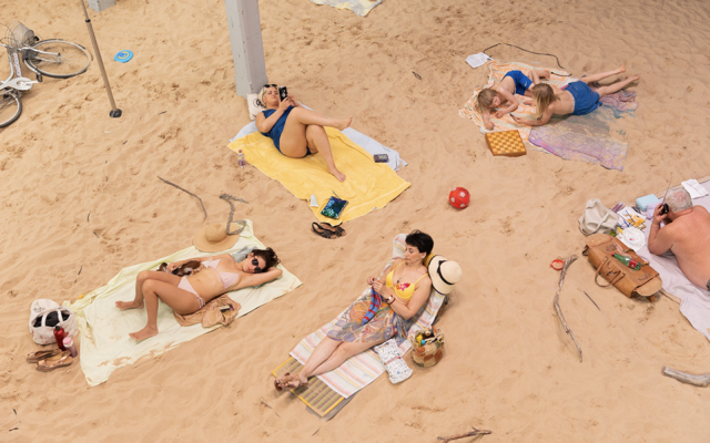 《太陽與海》:想像地球的毀滅,是一場沙灘的午後日曬,和一首優雅歌劇