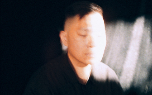 寫詩與過活，讓自己鈍──專訪鄭聿，像一個鐵匠放慢了錘打